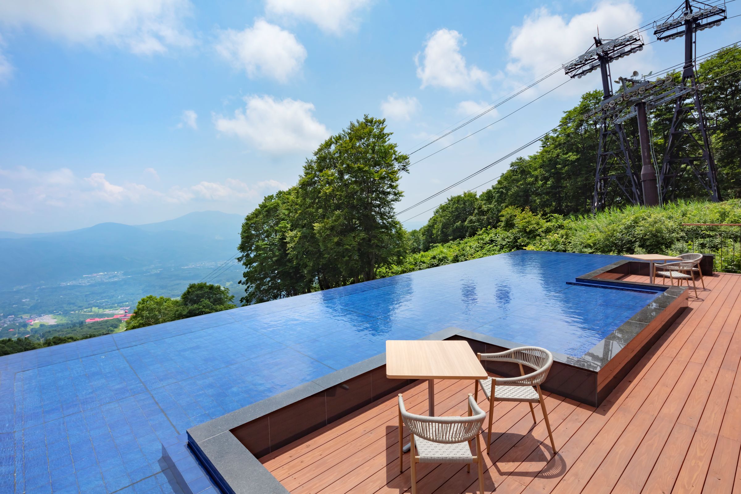 妙高山の湧水を利用した水盤テラス